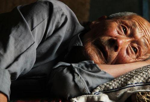 老人吃瓜突然暴毙,老人吃瓜意外暴毙引发关注  第2张