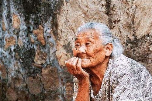 老人吃瓜突然暴毙,老人吃瓜意外暴毙引发关注  第3张