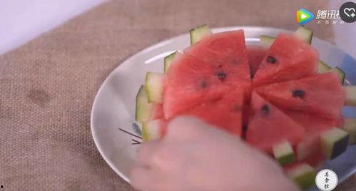 最脏的人吃瓜,最脏之人竟成瓜界焦点，揭秘背后惊人真相