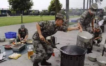 基层炊事兵吃瓜  第3张