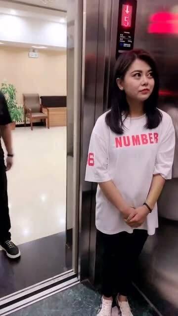 在电梯里吃瓜的人,揭秘现代都市人的社交缩影  第2张