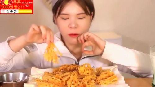 美女吃脆的瓜,尽享夏日清凉时光  第2张