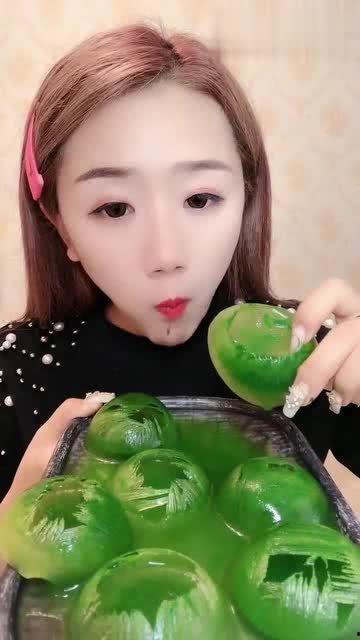 美女吃脆的瓜,尽享夏日清凉时光  第3张