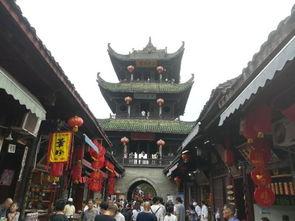 阆中贡院吃瓜照片,游客驻足品尝