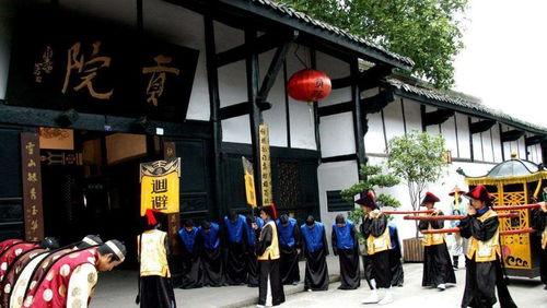 阆中贡院吃瓜照片,游客驻足品尝  第3张