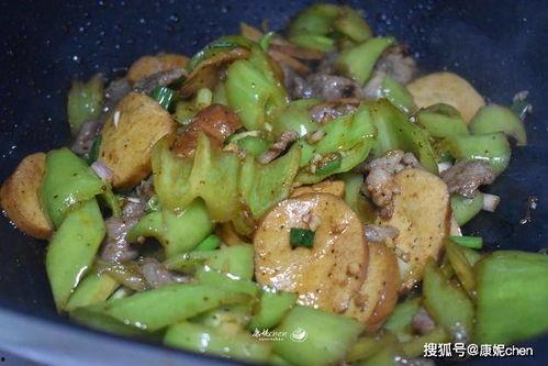 美女吃哈密瓜和香辣猪肝,美女品尝哈密瓜与香辣猪肝的视觉盛宴  第2张