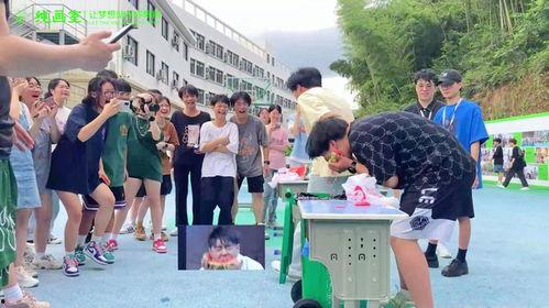 画室比赛吃瓜,吃瓜群众围观艺术盛宴