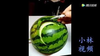 老头吃哈密瓜视频,老者独享甜蜜时光  第2张