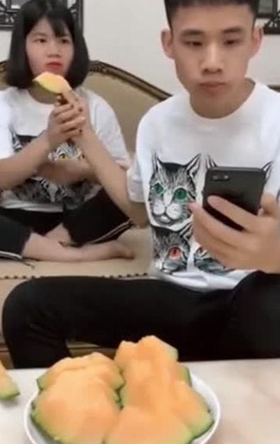 姐姐挨骂弟弟吃瓜