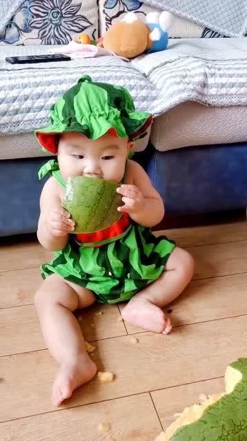 姐姐挨骂弟弟吃瓜  第3张