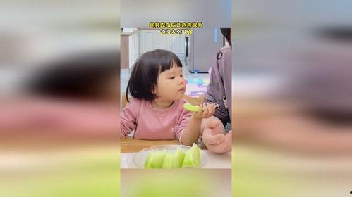 萌娃吃瓜配音,配音萌翻全场  第3张